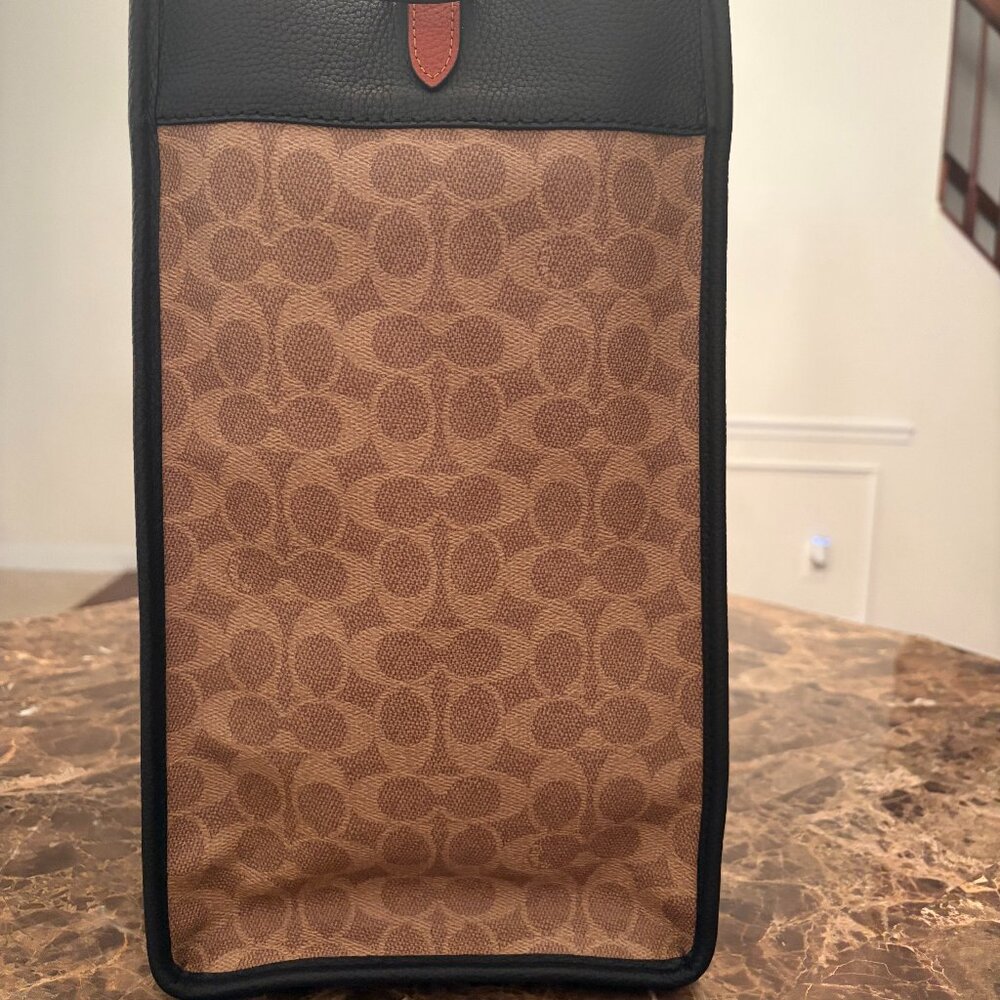 Signature Tan Crossbody and Hand Carry Canvas Field Tote 40 - Picture 2 of 15